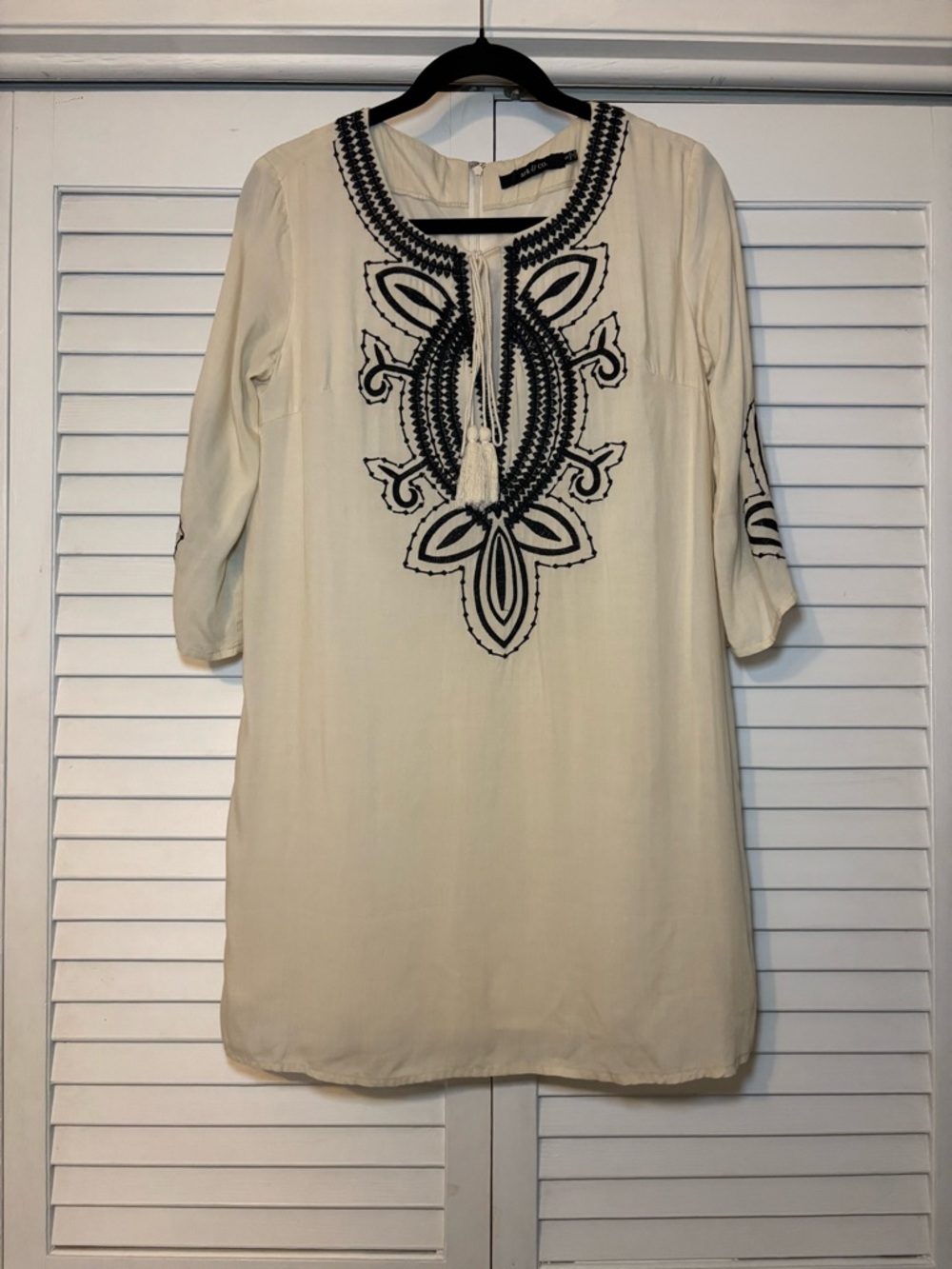 Anthropologie Ark & Co Women's Small Cream Tunic Top Navy Embroidered